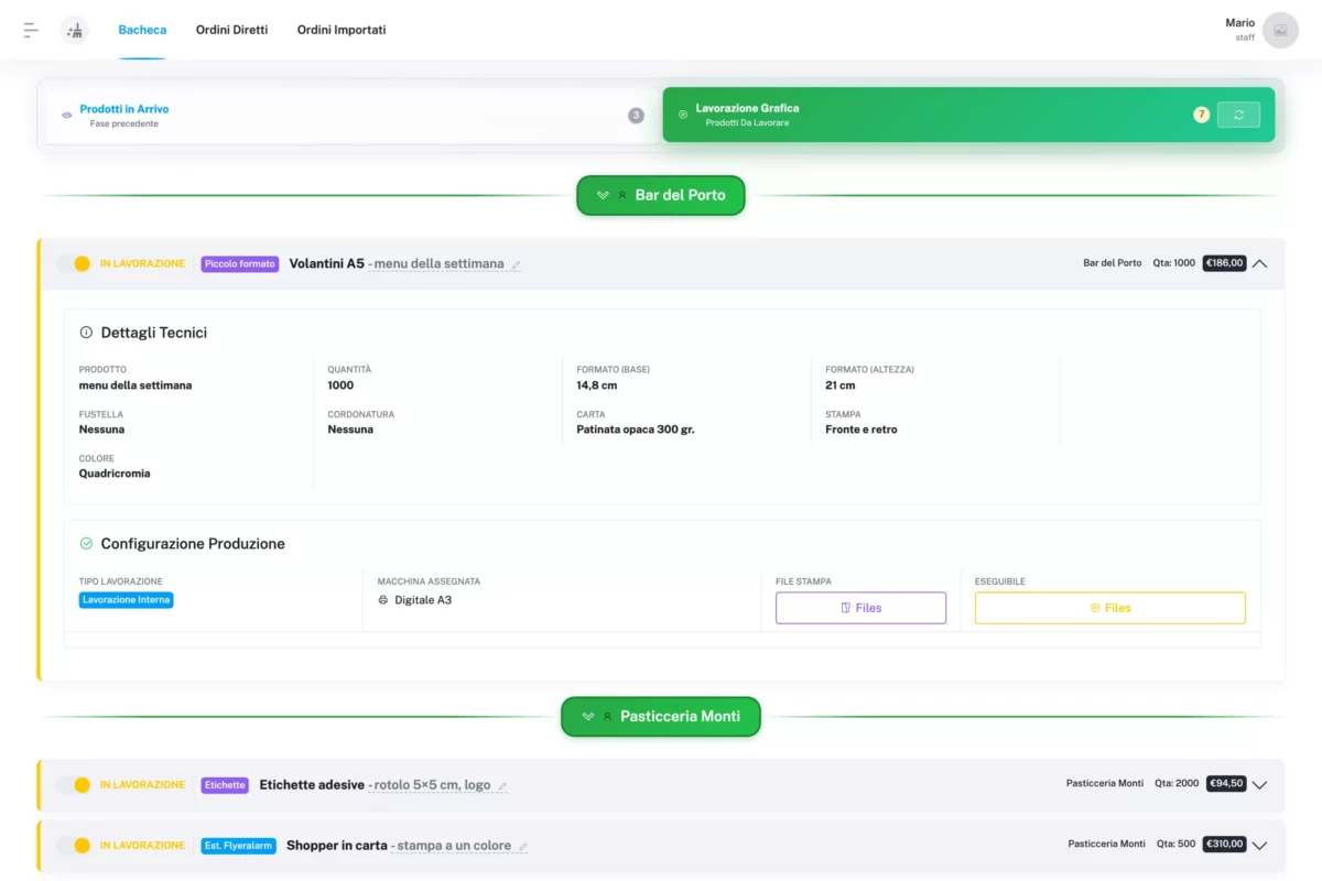 Bacheca di produzione del gestionale Sprint Print: fasi con i prodotti in arrivo e in lavorazione grafica, lavorazioni raggruppate per cliente con stato, formato, quantità e importo; una lavorazione aperta con dati tecnici, lavorazione interna e macchina assegnata; dati dimostrativi
